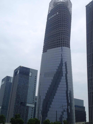 樓層起重機——超高層幕墻安裝“利器”與建筑幕墻設(shè)計安裝